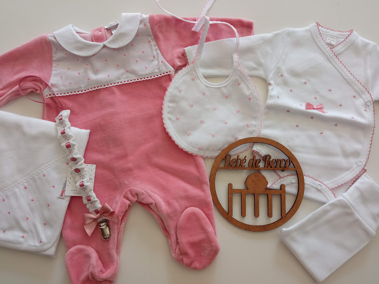 Conjunto de roupa de bebé rosa e branco com padrões de pequenos pontos cor-de-rosa