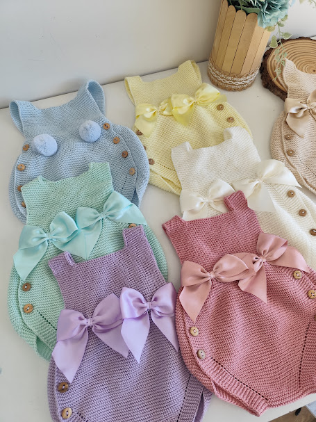Macacões de bebé em malha coloridos com laços e botões de madeira