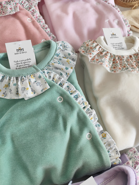 bodys de bebé com gola floral e bocas de pressão em cores pastel