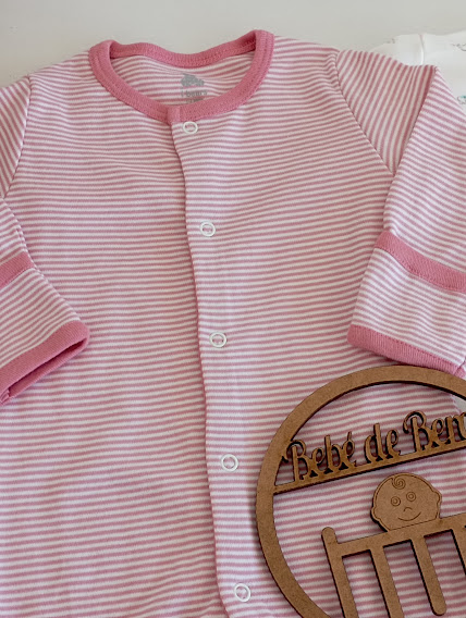 Macacão de bebé rosa e branco com placa de madeira gravada