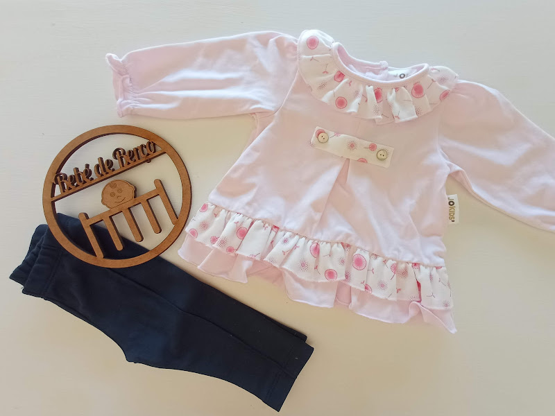 Conjunto de roupa bebé com blusa rosa e calças pretas
