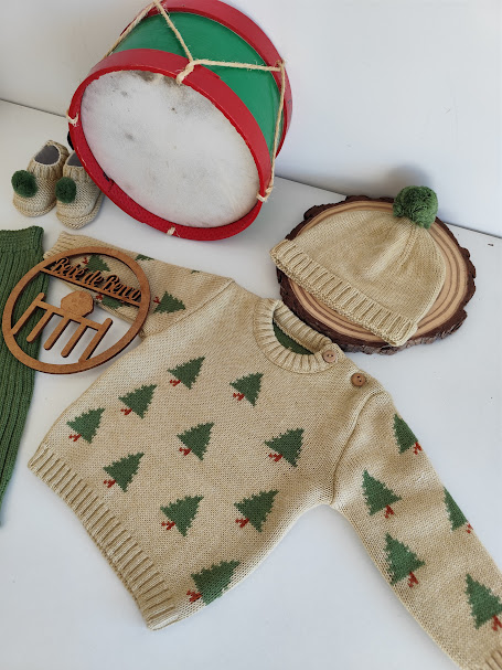 Conjunto de bebé com camisola, gorro, meias e sapatinhos acompanhado de tamborinho e base de madeira