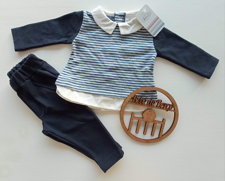 Conjunto infantil com camisola de riscas azuis e brancas, colarinho branco e calças azuis escuras