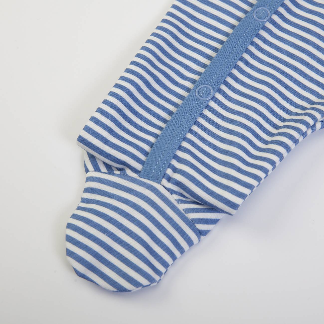 Macacão de bebé com pé e riscas azuis e brancas