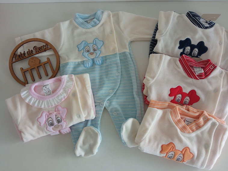 Pijamas para bebé com bordados de cachorros coloridos e golas riscas.