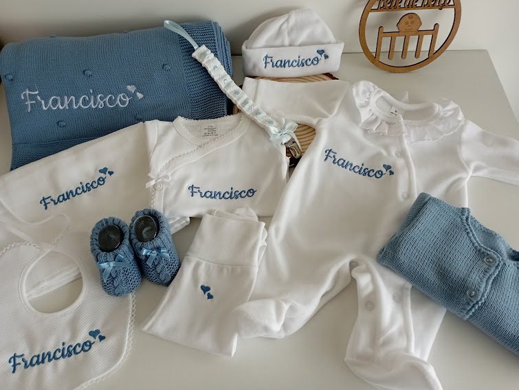 Conjunto de roupa de bebé branco e azul com nome Francisco bordado