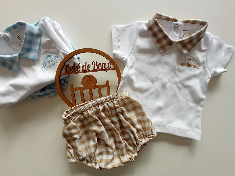 Conjunto de roupa de bebé com camisolas brancas e golas xadrez azul e castanho e calção castanho xadrez