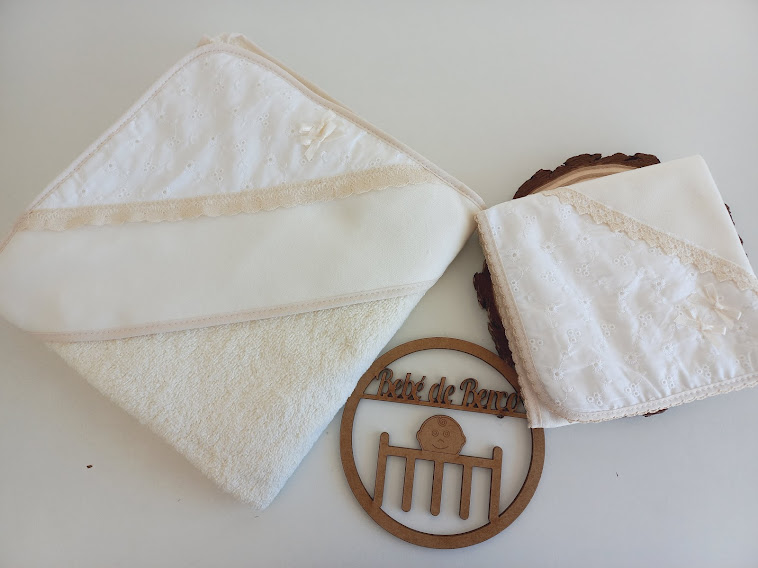 Toalha branca de banho e fralda com bordado renda e placa decorativa de madeira