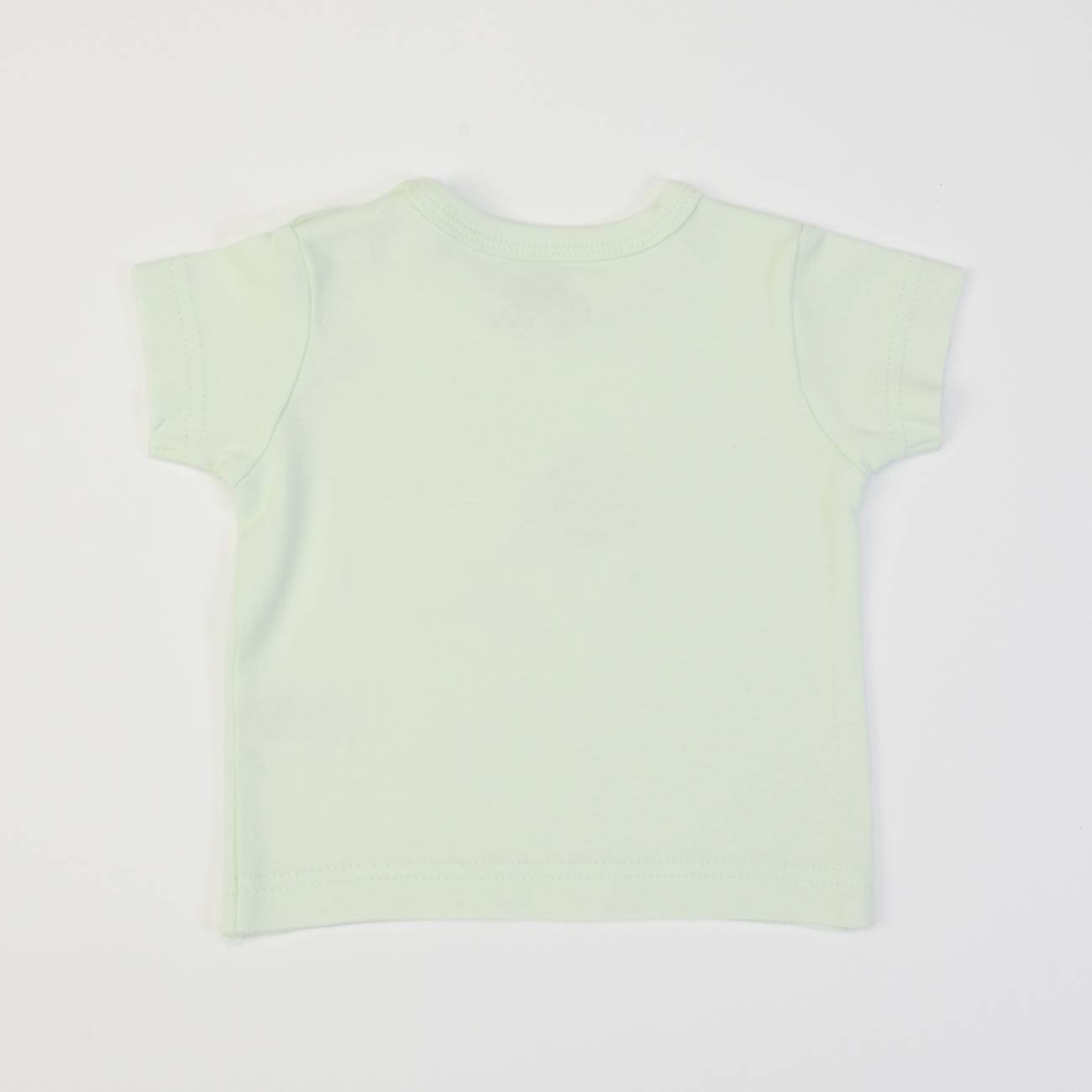 Camiseta verde água clara de criança vista de costas