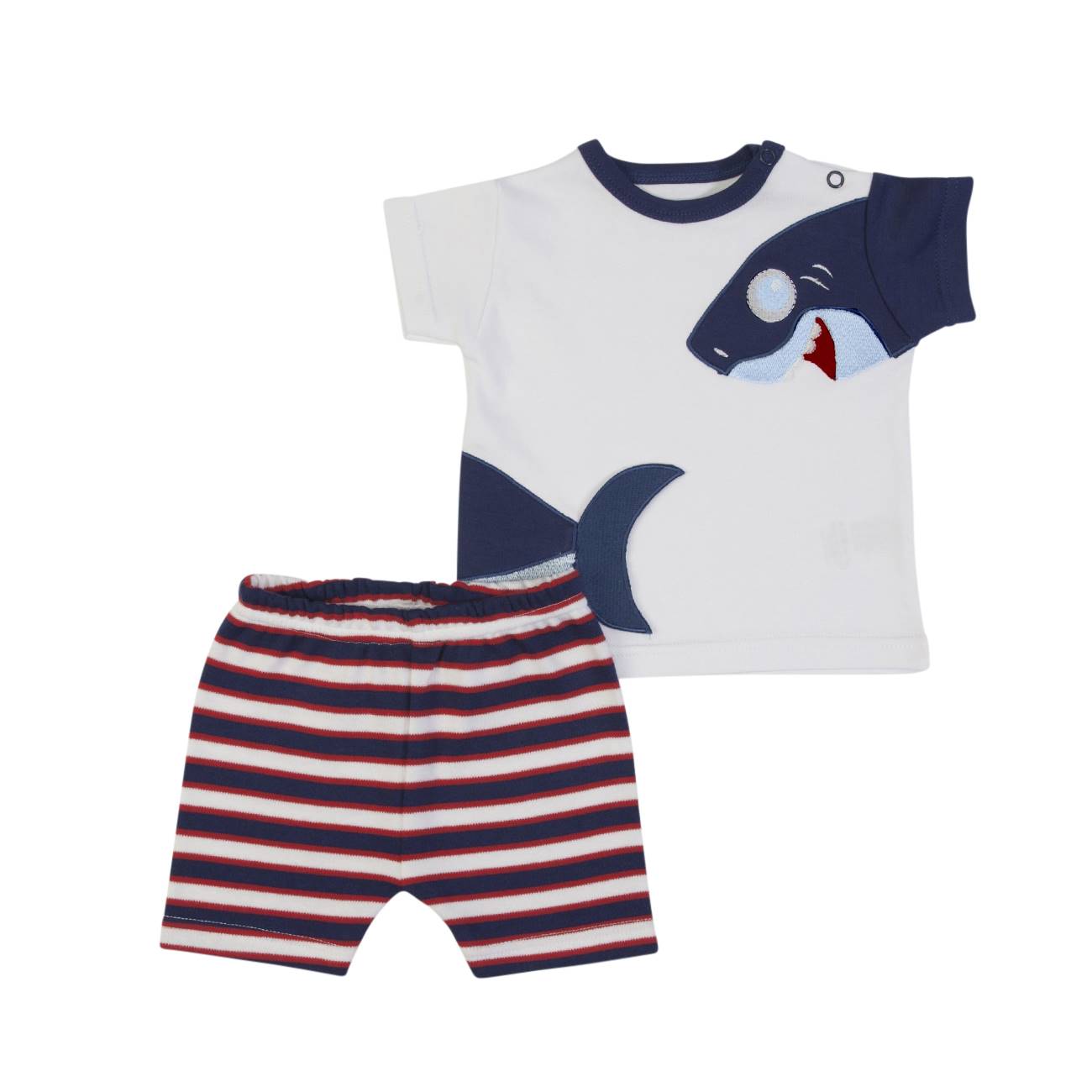 Conjunto infantil com camisola branca e estampa de tubarão e calções riscas azul, vermelho e branco