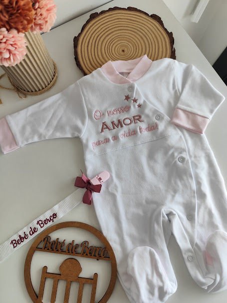 Pijama branco e rosa para bebé com bordado e texto, decorado com elementos em madeira