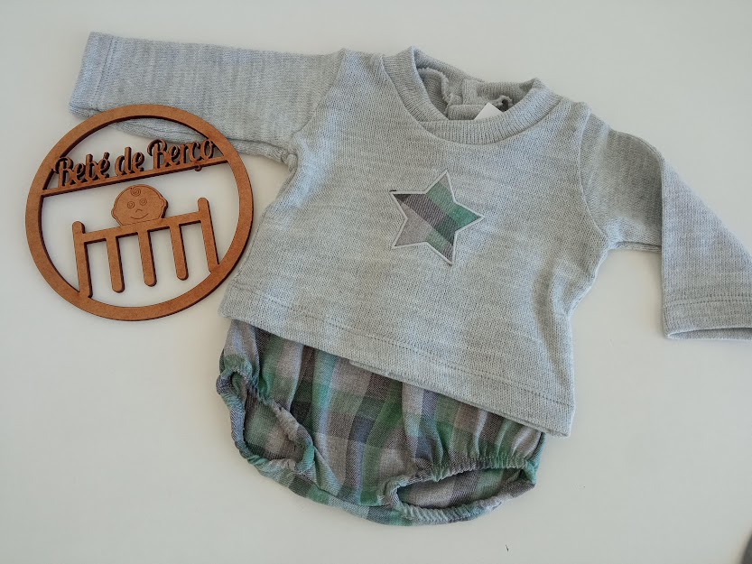 Conjunto de roupa de bebé com camisola cinza e calções xadrez