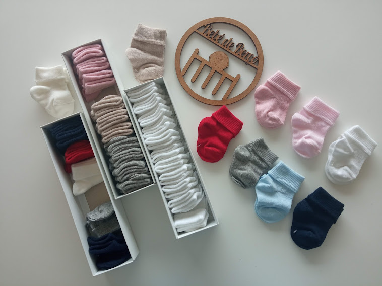 Meias de várias cores organizadas em caixas com círculo de madeira gravado 'Kids de Room'