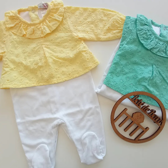 Dois macacões de bebé, amarelo e verde, com gola franzida e parte inferior branca