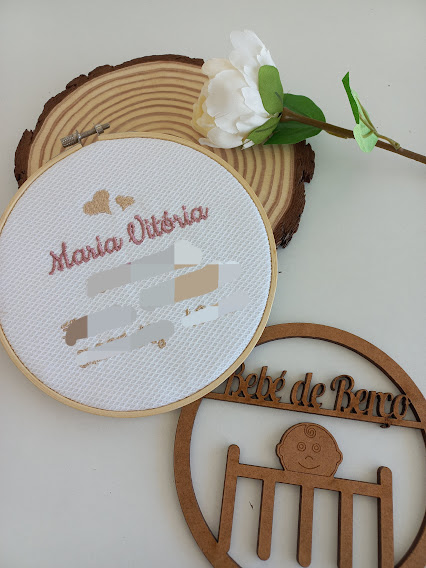 Bordado personalizado com nome Maria Vitória, corte de madeira circular, flor branca artificial e recorte de madeira com texto Bebé de Berço
