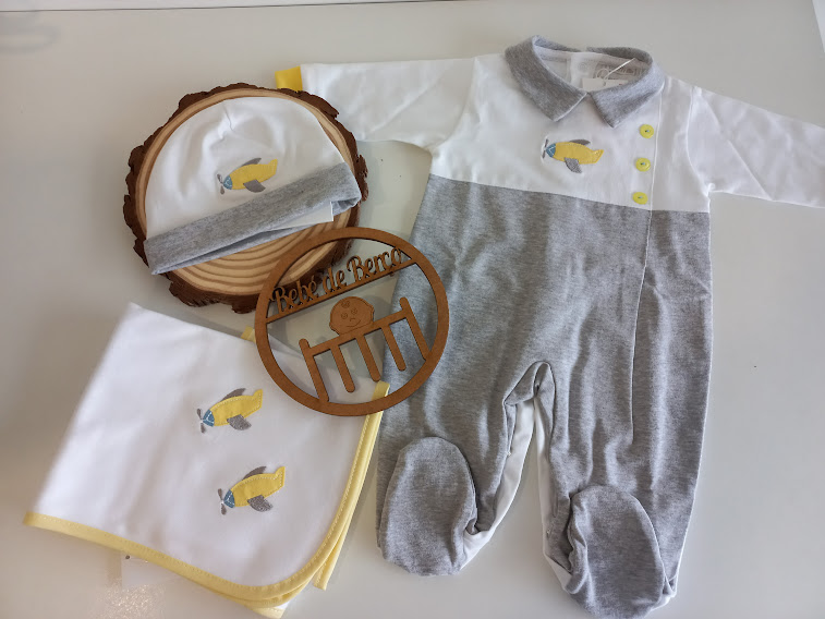 Conjunto para bebé branco e cinza com estampas e acessórios em fundo branco