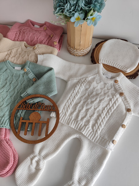 Conjunto de roupa de bebé em malha com botões de madeira e padrão de trança em várias cores