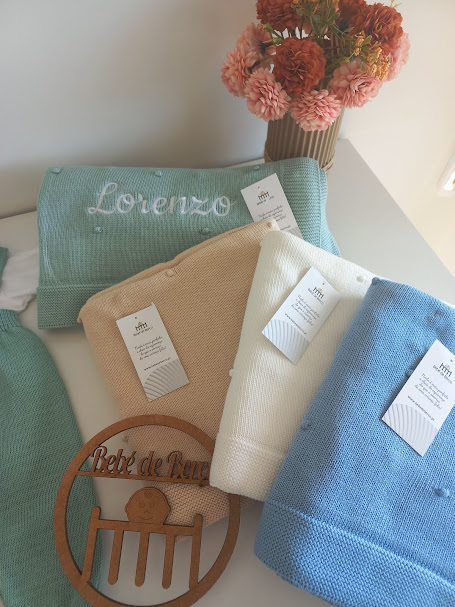 Mantinhas de bebé coloridas e bordadas com acessórios decorativos