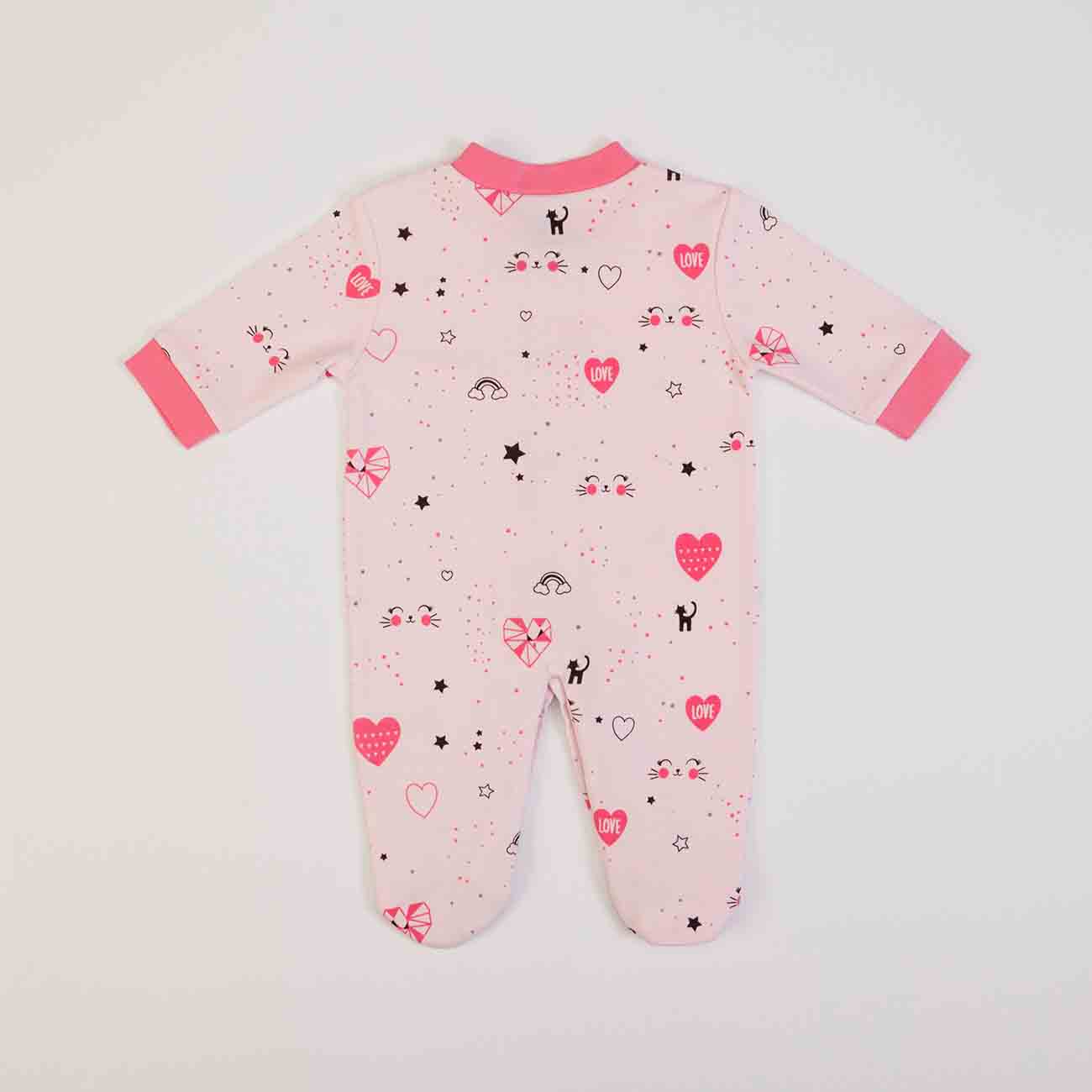 Pijama de bebé rosa com padrão de corações e estrelas