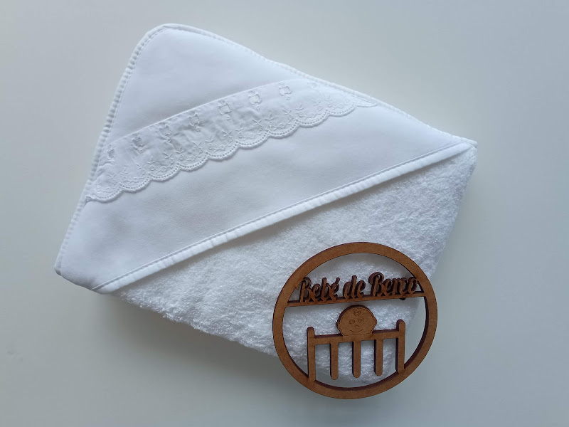 Toalha branca de bebé com capuz e placa redonda de madeira