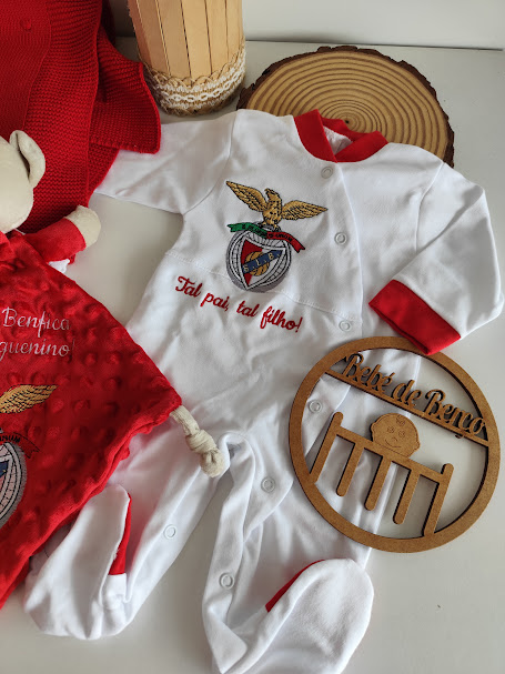 Macacão branco e vermelho para bebé com bordado do Benfica e texto, pano vermelho bordado e placa de madeira 'Bebé de Berço'