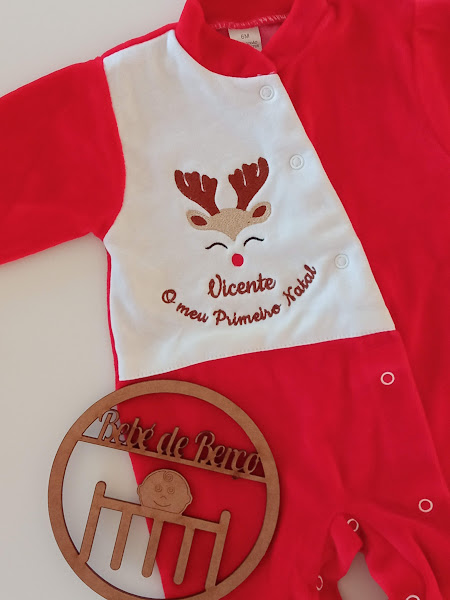 Macacão de bebé vermelho e branco com rena bordada e placa decorativa de madeira com texto