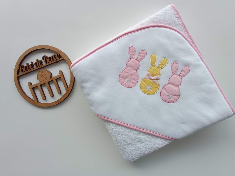 Toalha de bebé branca com bordado de coelhos cor-de-rosa e amarelo