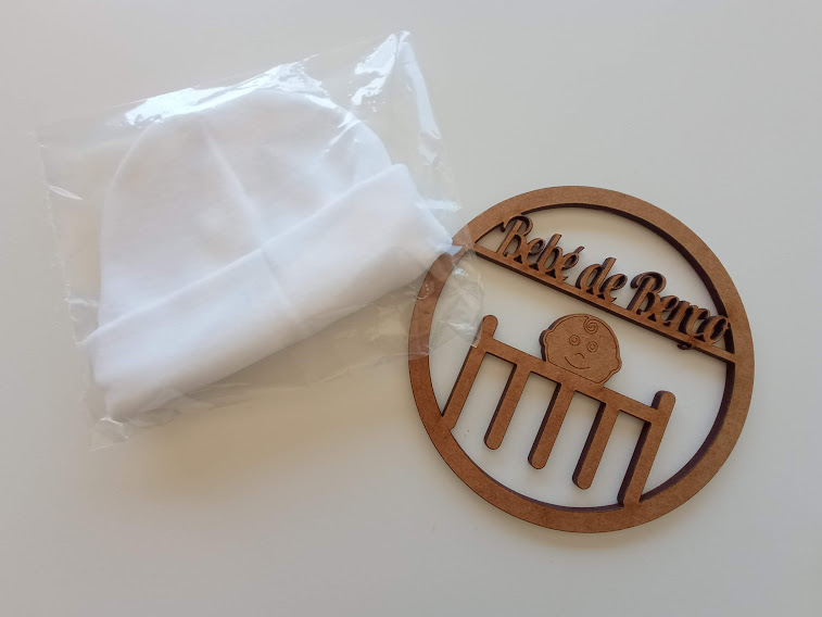 Gorro branco embalado e ornamento de madeira 