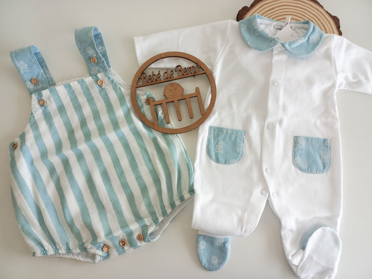 Conjunto de bebê com macacão branco e jardineira às riscas