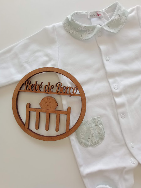 Macacão branco para bebé com gola e bolsos florais e objeto decorativo em madeira com texto