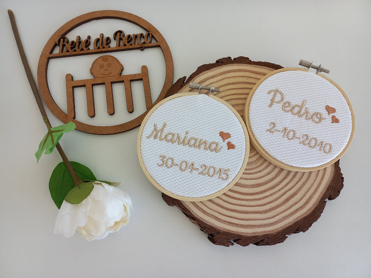 Conjunto decorativo com molduras de bordado, peça em madeira e flor branca