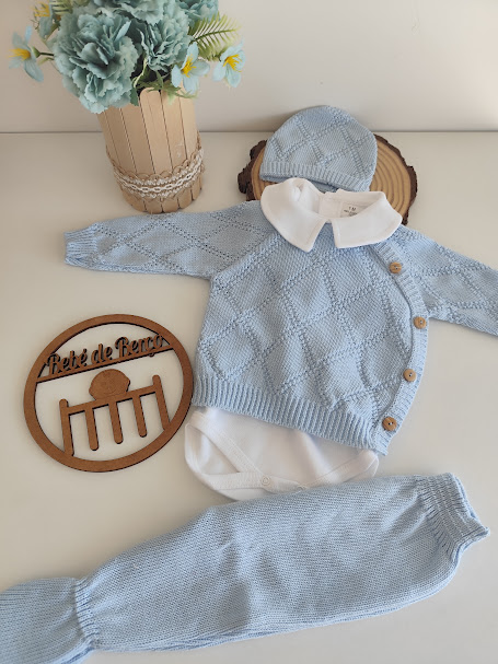 Conjunto de roupa de bebé azul clara em malha com body branco e placa em madeira