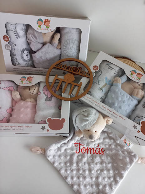 Presentes para bebé com bonecos de pano e brinquedo de peluche cinzento com nome Tomás