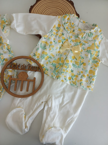 Conjunto de roupa de bebé branco com estampa de limões e laço amarelo
