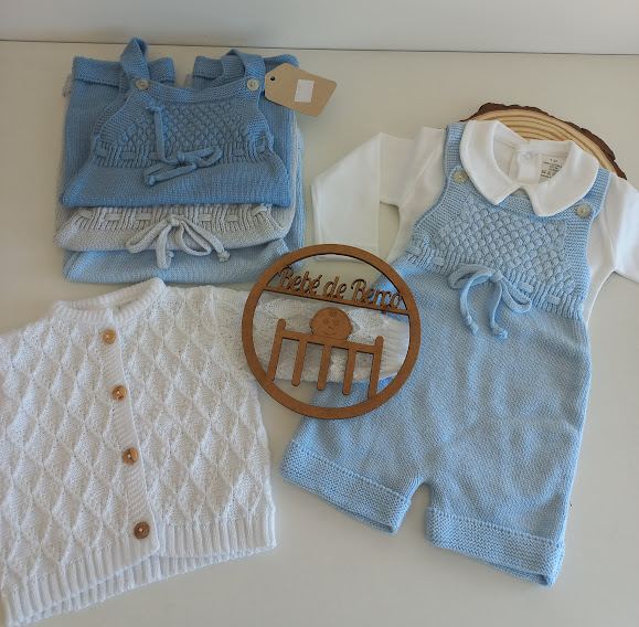 Conjunto de roupa de bebé azul em malha com camisola branca e placa de madeira com texto Pé de Pano