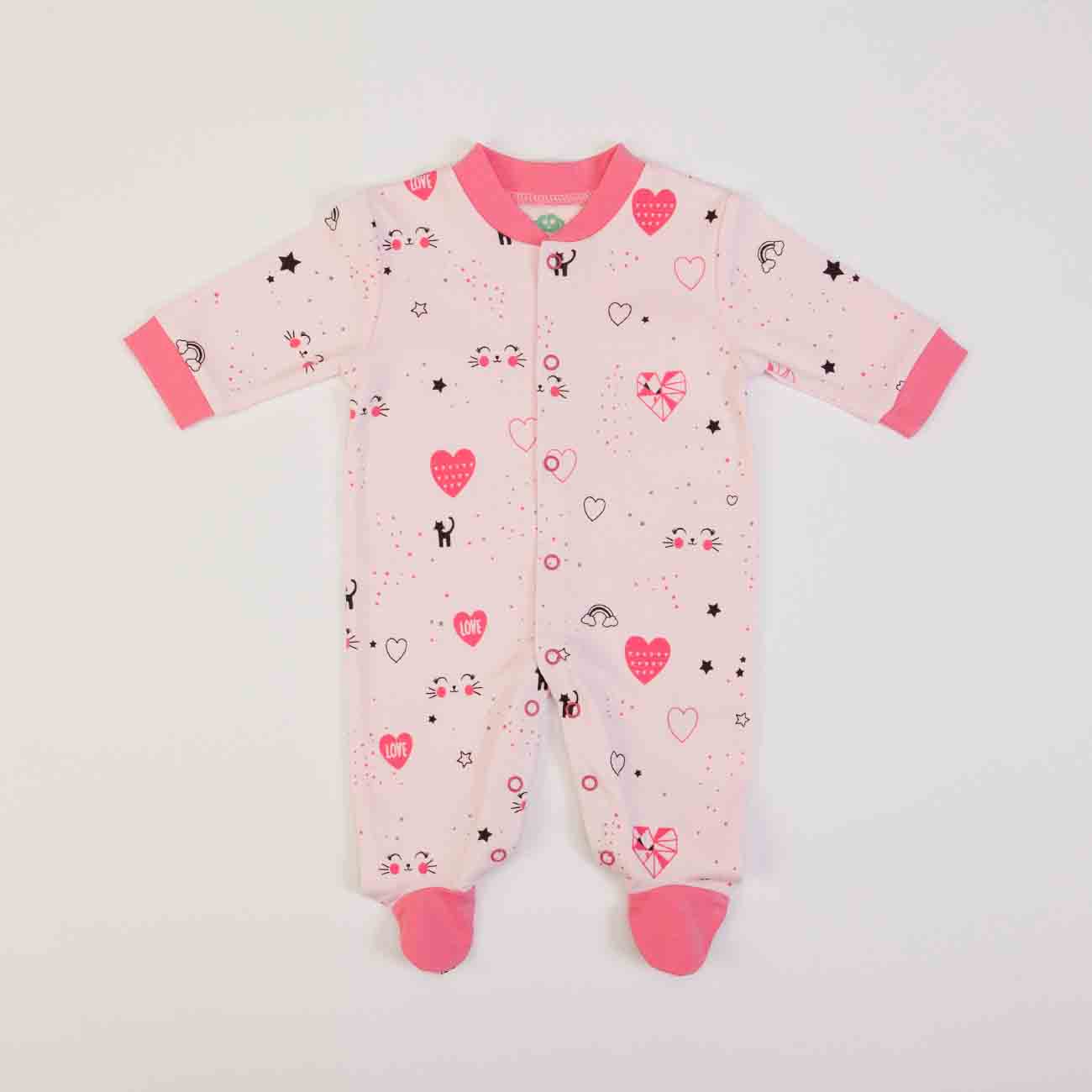 Pijama de bebé cor-de-rosa com estampado de corações, gatos e estrelas