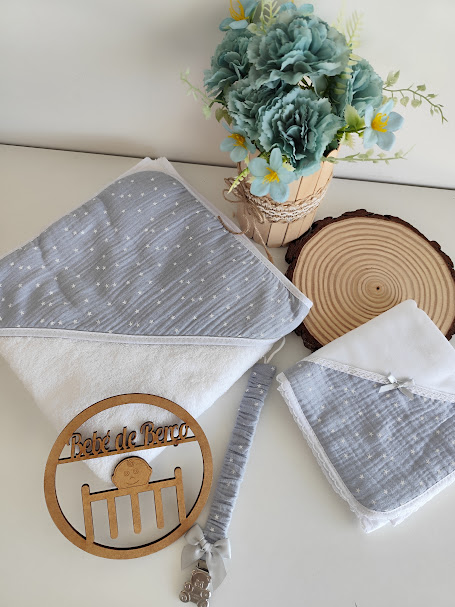 Conjunto de toalhas de bebé com suporte de chupeta, placa de madeira e vaso com flores azuis