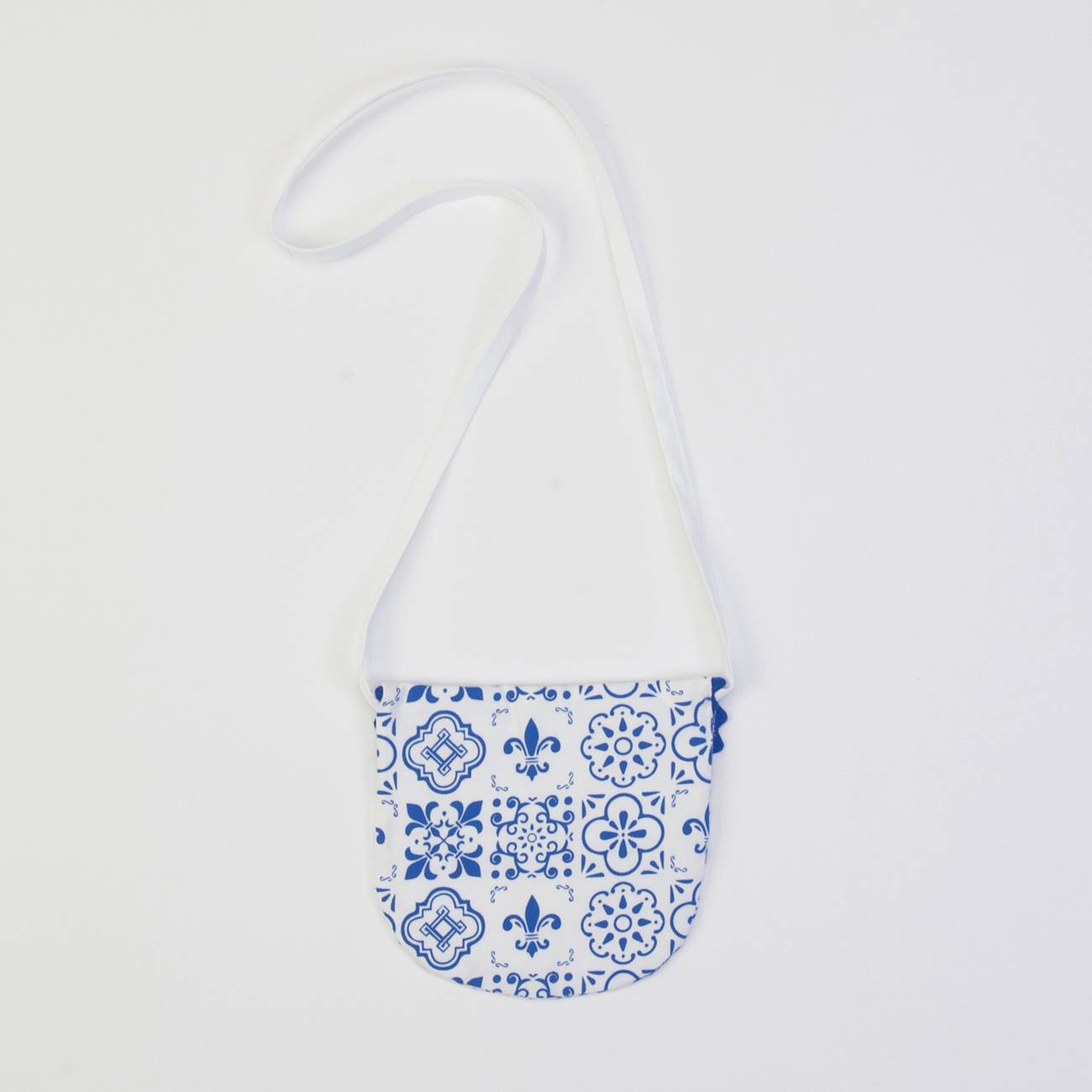 Mala pequena em tecido branco com padrões azuis e alça branca