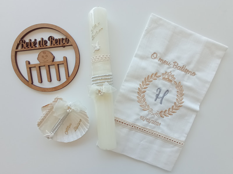 Conjunto de vela, pano bordado e acessórios de batismo com inscrição 