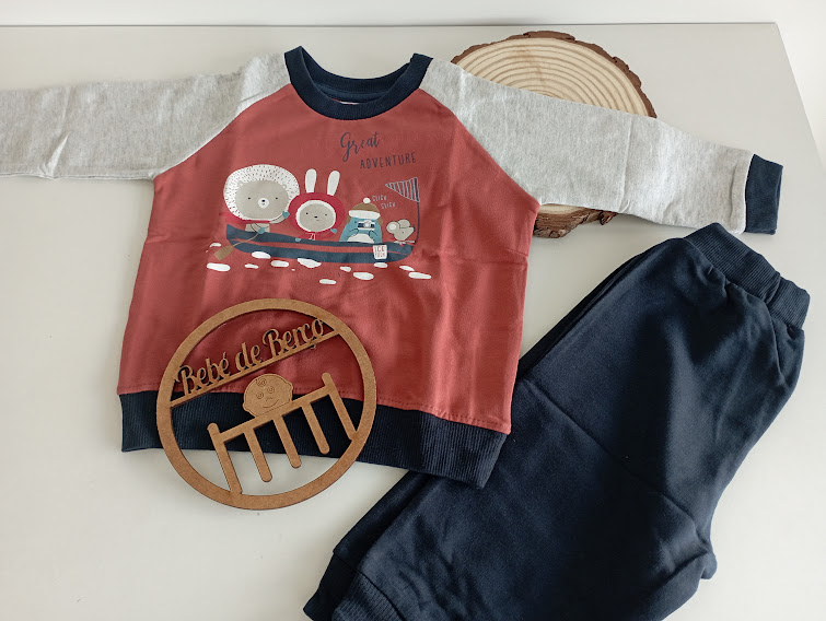 Conjunto de roupa infantil com camisola castanho e cinza com estampa de animais e calças azul escuro
