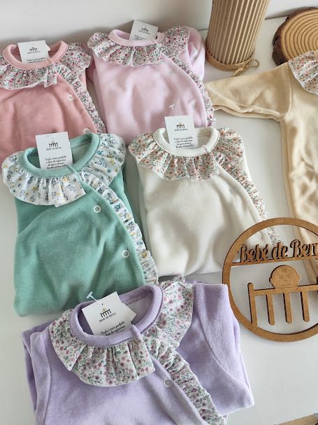 Macacões de bebé coloridos com gola folho floral e botões frontais