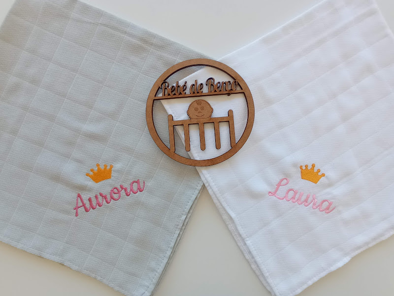Paninhos de bebé com nomes bordados e enfeite de madeira ao centro