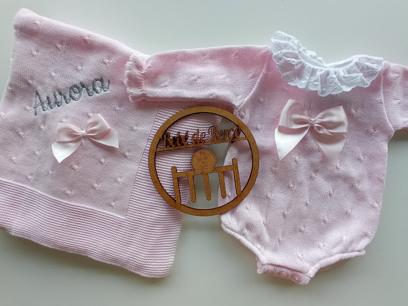 Conjunto de roupa para bebé rosa com vestido nome Aurora e body com gola rendada
