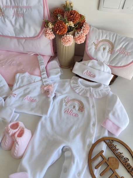 Conjunto de roupa de bebé branco e rosa com bordado Alice e arco-íris, acessórios e decoração com flores e placa de madeira