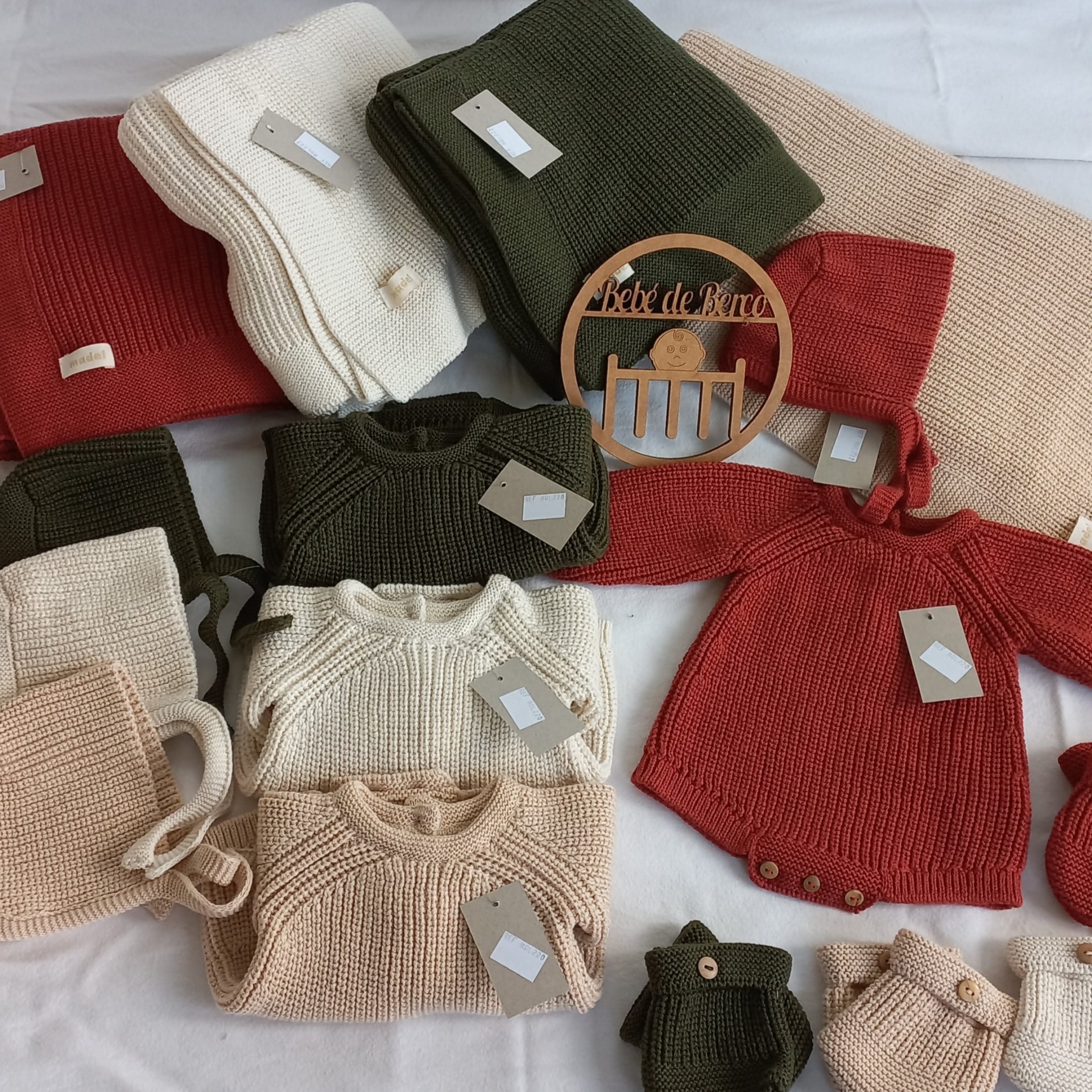 Conjuntos de roupa de bebé em malha com etiquetas e ornamento de madeira