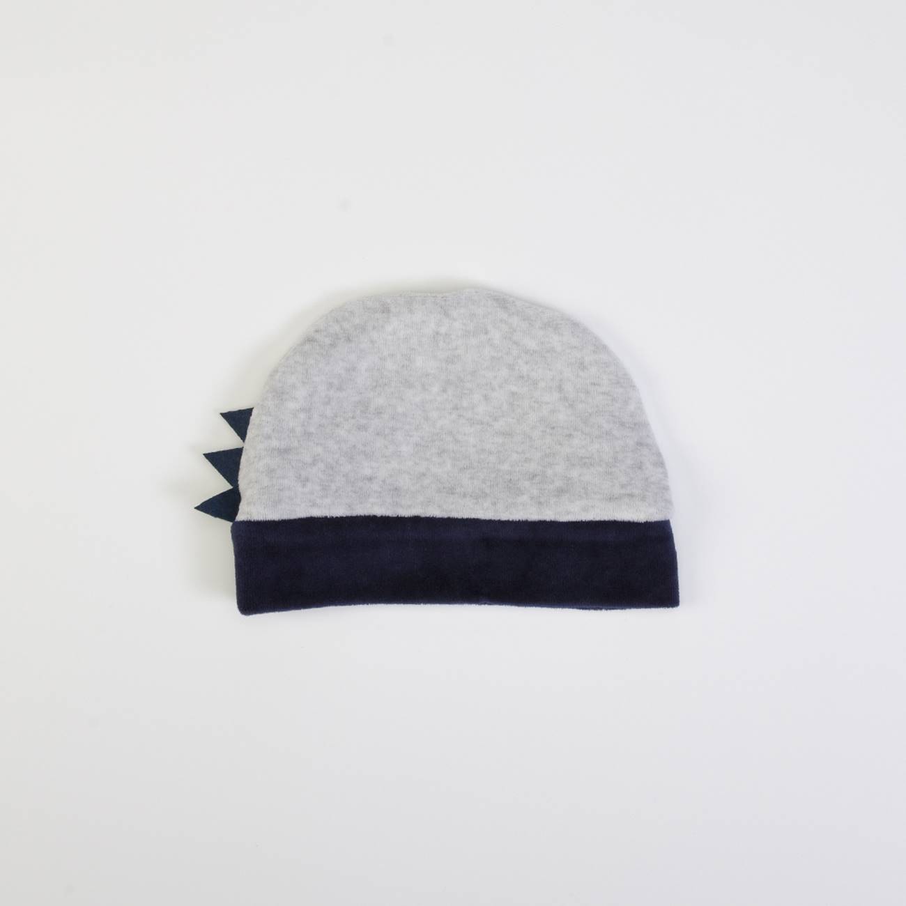 Gorro infantil cinzento e azul com picos em formato de dinossauro