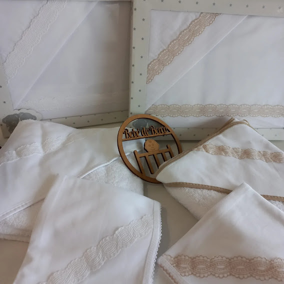 Lenços brancos com rendas bege e branco em caixas decoradas com pontos