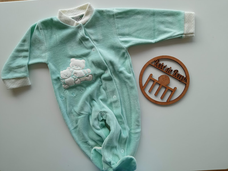 Macacão verde-água para bebé com ursinho bordado e placa de madeira com texto Knitwear