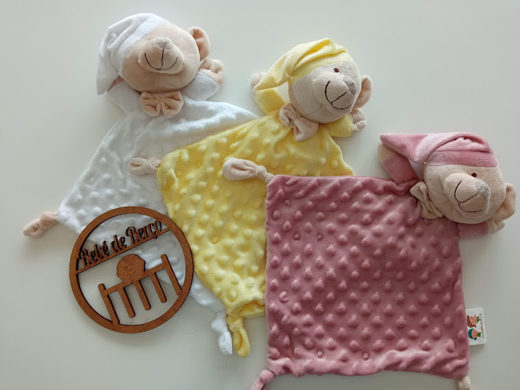 Três lenços de peluche para bebés com cabeça de ursinho em branco, amarelo e rosa