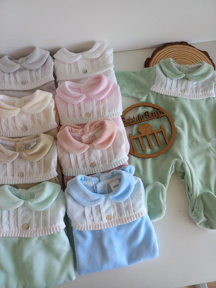 Roupas de bebé macacões coloridos com golas contrastantes em várias cores